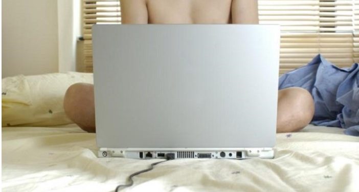 Τηλεργασία: Ένας στους 10 απολαμβάνει να εργάζεται από το σπίτι γυμνός