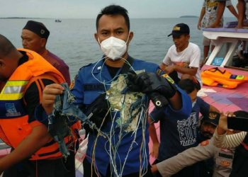 Τραγωδία με την πτήση της Sriwijaya Air! Βρέθηκαν συντρίμμια και ανθρώπινα μέλη[photos]