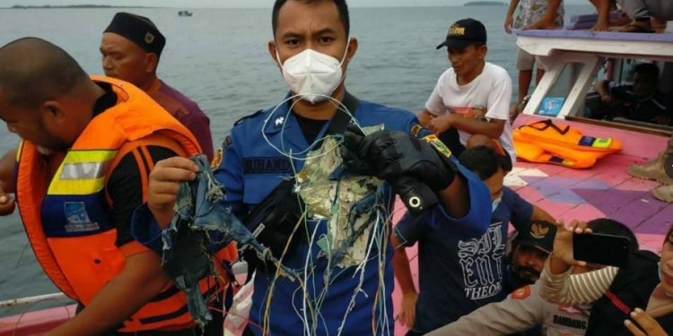 Τραγωδία με την πτήση της Sriwijaya Air! Βρέθηκαν συντρίμμια και ανθρώπινα μέλη[photos]