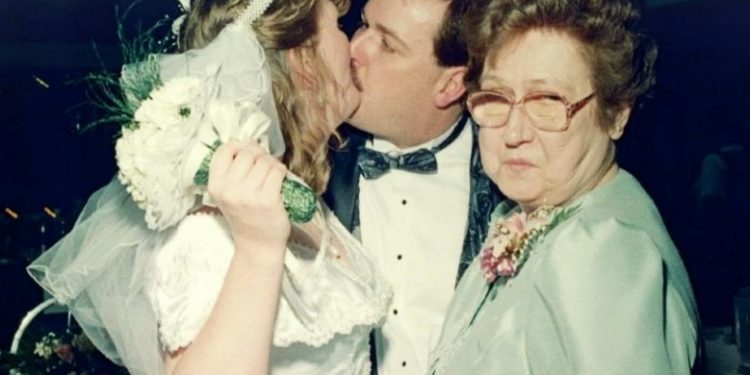 «Η μάνα του διέλυσε τον γάμο μας!»: 5 πεθερόπληκτες μοιράζονται τον πόνο τους