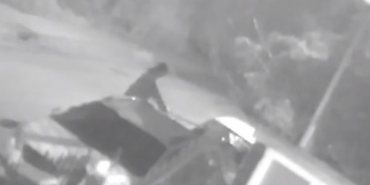 Θεσσαλονίκη: Σε κατάσταση αμόκ, νεαρός σπάει με ρόπαλο έξι αυτοκίνητα![video]