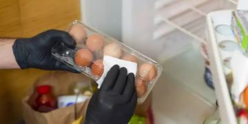 Κορωνοϊός: Είναι ανάγκη να απολυμαίνεις τα ψώνια που φέρνεις στο σπίτι; – Τι λένε οι ειδικοί