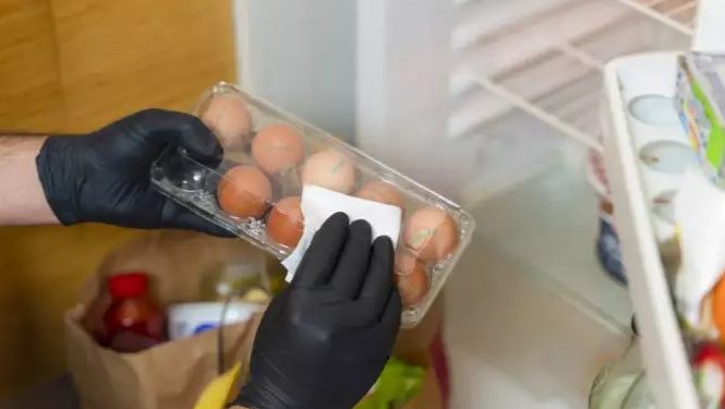 Κορωνοϊός: Είναι ανάγκη να απολυμαίνεις τα ψώνια που φέρνεις στο σπίτι; – Τι λένε οι ειδικοί