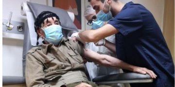 Alldaynews.gr Κατέβηκε απο τον Ψηλορείτη στο νοσοκομείο για να εμβολιαστεί, ο 100 ετών κ. Ανδρόνικος