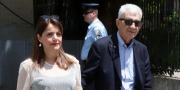 Alldaynews.gr Χώρισε στα 78 του χρόνια ο Γιάννης Μπουτάρης από τη νεαρή Μαρία Ιωαννίδου