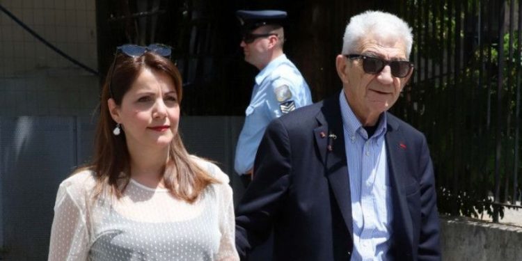 Alldaynews.gr Χώρισε στα 78 του χρόνια ο Γιάννης Μπουτάρης από τη νεαρή Μαρία Ιωαννίδου