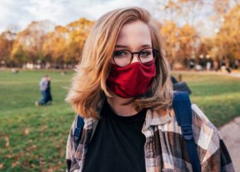 Τι να κάνεις για να μη θολώνουν τα γυαλιά σου ενώ φοράς προστατευτική μάσκα