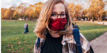 Τι να κάνεις για να μη θολώνουν τα γυαλιά σου ενώ φοράς προστατευτική μάσκα