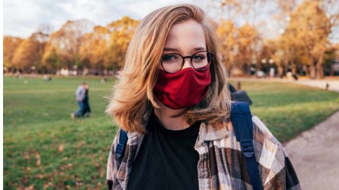 Τι να κάνεις για να μη θολώνουν τα γυαλιά σου ενώ φοράς προστατευτική μάσκα