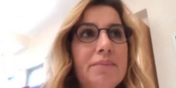 Alldaynews.gr Δείτε στο Βίντεο την ώρα που η Σοφία Μπεκατώρου καταγγέλει την σεξουαλική κακοποίηση