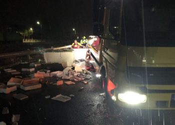 “Βγήκαν τα ψάρια στη στεριά” μετά απο τροχαίο![Απίστευτες Εικόνες]