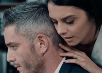 8 Λέξεις: Αιμίλιος και Ελισάβετ κάνουν έρωτα στο γραφείο και απέξω τους περιμένει ο Αρώνης