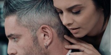 8 Λέξεις: Αιμίλιος και Ελισάβετ κάνουν έρωτα στο γραφείο και απέξω τους περιμένει ο Αρώνης