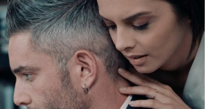 8 Λέξεις: Αιμίλιος και Ελισάβετ κάνουν έρωτα στο γραφείο και απέξω τους περιμένει ο Αρώνης