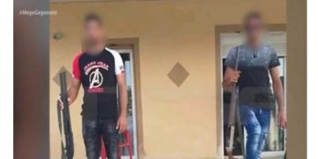 Αττική:  Ανήλικοι πιστολέρο φωτογραφίζονται με βαρύ οπλισμό[Εικόνες που Σοκάρουν]