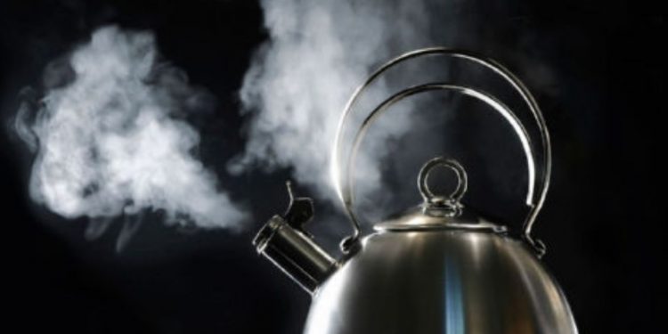 Έκαψε με βραστό νερό στη σύζυγό του επειδή τον ξύπνησε[photos]