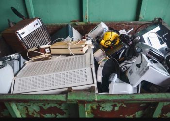 Πήγε μεθυσμένη στο σπίτι του πρώην και τα έσπασε όλα για ένα σχόλιο στο facebook-Την συνέλαβαν λόγω Lockdown!