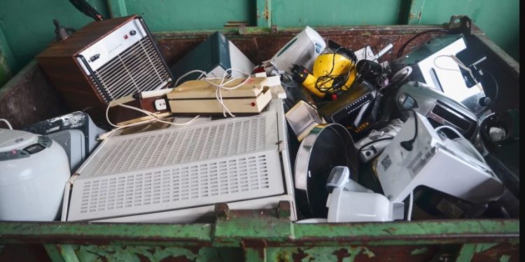 Πήγε μεθυσμένη στο σπίτι του πρώην και τα έσπασε όλα για ένα σχόλιο στο facebook-Την συνέλαβαν λόγω Lockdown!