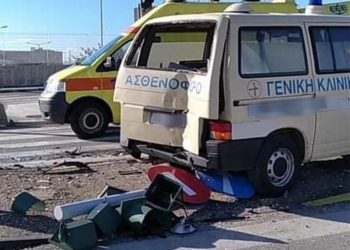 Σφοδρή σύγκρουση ασθενοφόρου με ΙΧ αυτοκίνητο – Δύο τραυματίες και σοβαρές υλικές ζημιές