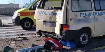 Alldaynews.gr Σφοδρή σύγκρουση ασθενοφόρου με ΙΧ αυτοκίνητο – Δύο τραυματίες και σοβαρές υλικές ζημιές