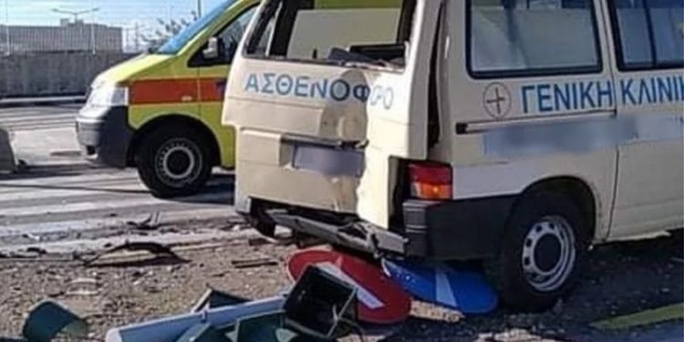 Alldaynews.gr Σφοδρή σύγκρουση ασθενοφόρου με ΙΧ αυτοκίνητο – Δύο τραυματίες και σοβαρές υλικές ζημιές