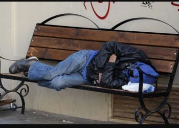 39χρονος κέρασε τσιγάρο σε άστεγο και ανακάλυψε πως είναι ο επί 3 δεκαετίες χαμένος αδερφός του