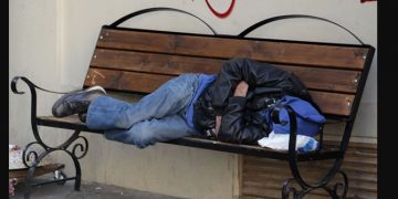 Alldaynews.gr 39χρονος κέρασε τσιγάρο σε άστεγο και ανακάλυψε πως είναι ο επί 3 δεκαετίες χαμένος αδερφός του