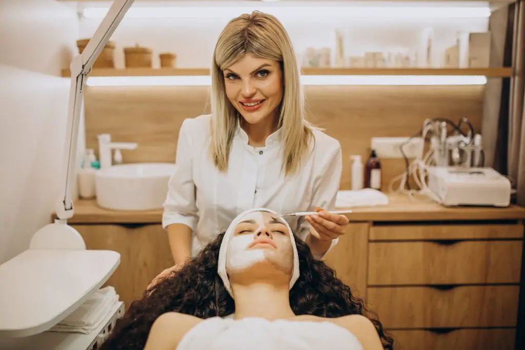 αντιγήρανση Woman visiting cosmetologist and making rejuvenation procedures