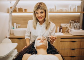 αντιγήρανση Woman visiting cosmetologist and making rejuvenation procedures