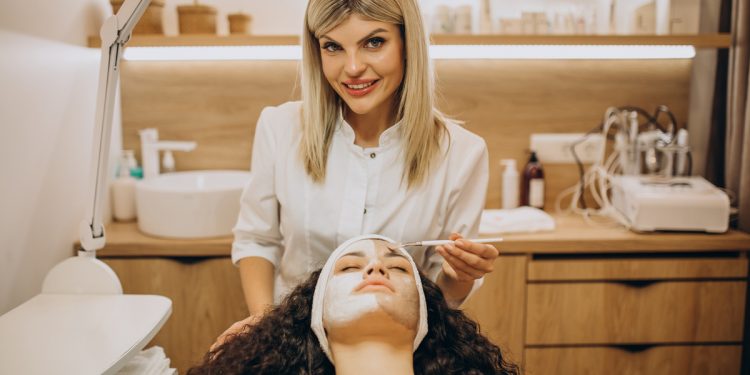 Alldaynews.gr αντιγήρανση Woman visiting cosmetologist and making rejuvenation procedures
