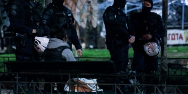 Έγκλημα στο Ν. Κόσμο: Σπάραζε η γυναίκα του πάνω απο το πτώμα![photos][video]