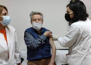 Κορωνοϊός: Πρεμιέρα για τους εμβολιασμούς πολιτών άνω των 85 – Ραντεβού σε ΚΕΠ και Φαρμακεία