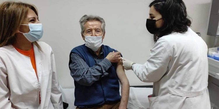 Alldaynews.gr Κορωνοϊός: Πρεμιέρα για τους εμβολιασμούς πολιτών άνω των 85 – Ραντεβού σε ΚΕΠ και Φαρμακεία