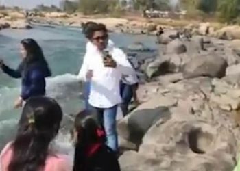 Βίντεο Σοκ: Γυναίκα ποζάρει για selfie στις όχθες ποταμού και πνίγεται