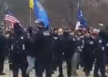 Εισβολή στο Καπιτώλιο: Αστυνομικοί ανοίγουν τις πόρτες στους οπαδούς του Τραμπ (Αποκαλυπτικό βίντεο)