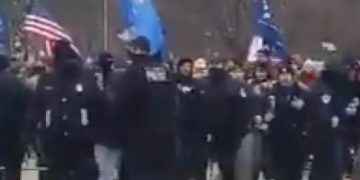 Alldaynews.gr Εισβολή στο Καπιτώλιο: Αστυνομικοί ανοίγουν τις πόρτες στους οπαδούς του Τραμπ (Αποκαλυπτικό βίντεο)