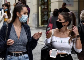 Ο Δερμιτζάκης προτείνει να ανοίξουν Γυμνάσια, Λύκεια και τα καταστήματα με ραντεβού