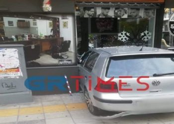 Αυτοκίνητο «καρφώθηκε» σε μπαρμπέρικο (pic)