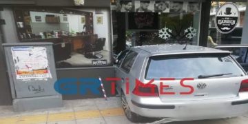 Alldaynews.gr Αυτοκίνητο «καρφώθηκε» σε μπαρμπέρικο (pic)