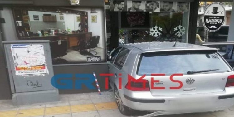 Alldaynews.gr Αυτοκίνητο «καρφώθηκε» σε μπαρμπέρικο (pic)