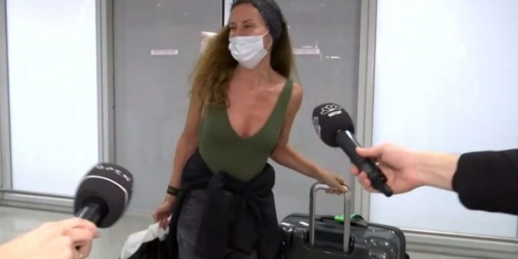 Alldaynews.gr Την “Ματιάξανε” την Αγγελική Λάμπρη: Της έσπασε η βαλίτσα στο αεροδρόμιο