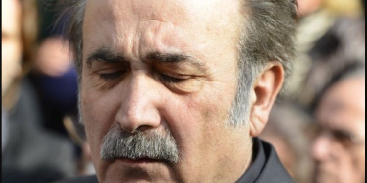 Alldaynews.gr Η πτώση ελικοπτέρου στην Καστοριά που στοίχισε τη ζωή στον σκηνοθέτη των «Δέκα Μικρών Μήτσων» και σε ένα πιλότο