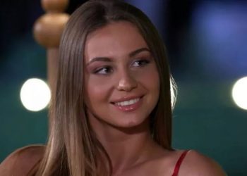 Η Μαρίνα ποζάρει σχεδόν…topless και προκαλεί εγκεφαλικά!