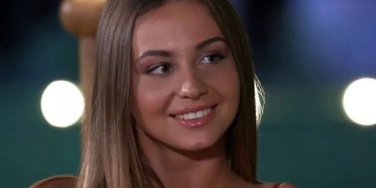 Η Μαρίνα ποζάρει σχεδόν…topless και προκαλεί εγκεφαλικά!