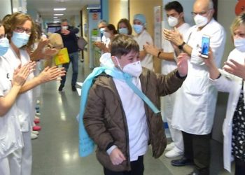 Ματέο Ρομάν Mateo, a 10-year-old boy, waves after being discharged from Mancha Centro hospital in Spain