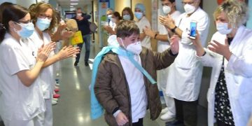 Alldaynews.gr Ματέο Ρομάν Mateo, a 10-year-old boy, waves after being discharged from Mancha Centro hospital in Spain