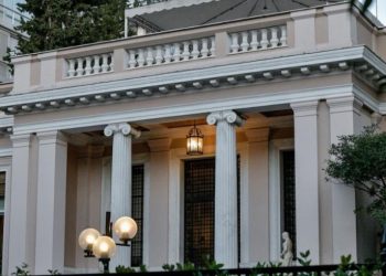 Πασίγνωστος Επιχειρηματίας σε Μαξίμου: “Αν δεν ανοίξετε το Λιανεμπόριο, τα μαζεύω και πάω Βουλγαρία”