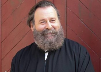 Άγριες Μέλισσες: Ενας διαφορετικός “παπά Γρηγόρης” – Καθήλωσε με το ζεϊμπέκικο στον Παπαδόπουλο