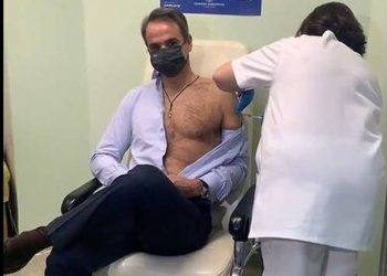 Ο Κυριάκος Μητσοτάκης έκανε τη δεύτερη δόση του εμβολίου για τον κορονοϊό[video]