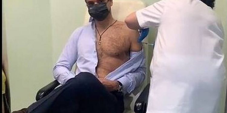 Ο Κυριάκος Μητσοτάκης έκανε τη δεύτερη δόση του εμβολίου για τον κορονοϊό[video]